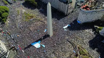 Selección: miles de hinchas esperan en el Obelisco y en AFA la partida de la caravana
