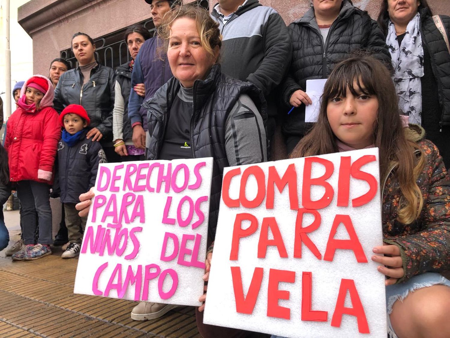 A las puertas del Consejo Escolar, en reclamo por la restitución del servicio de transporte rural.