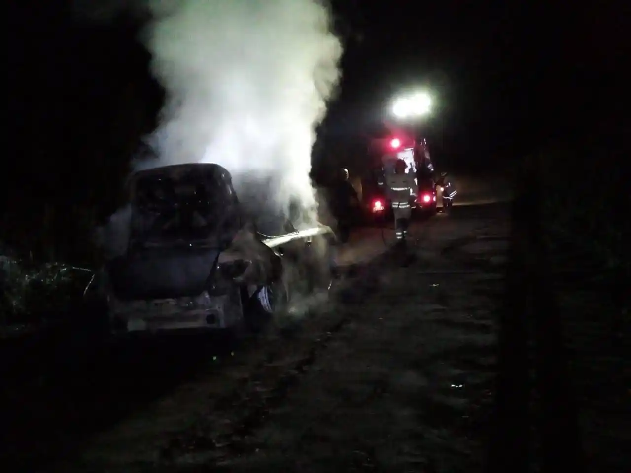 En un camino vecinal, un auto tomó fuego y fue consumido por las llamas