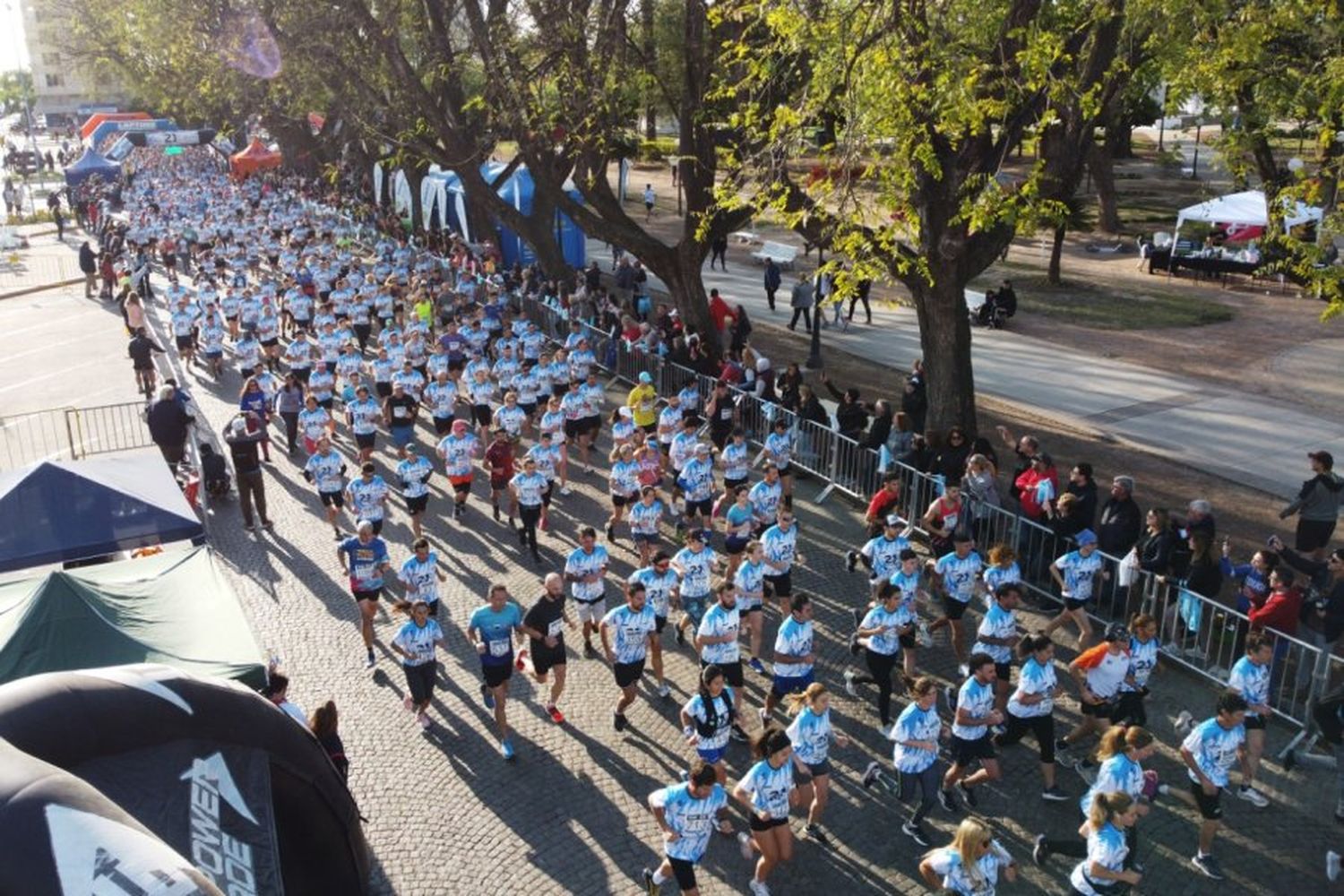 Miles de personas participaron de la media maratón 21K Daniel 