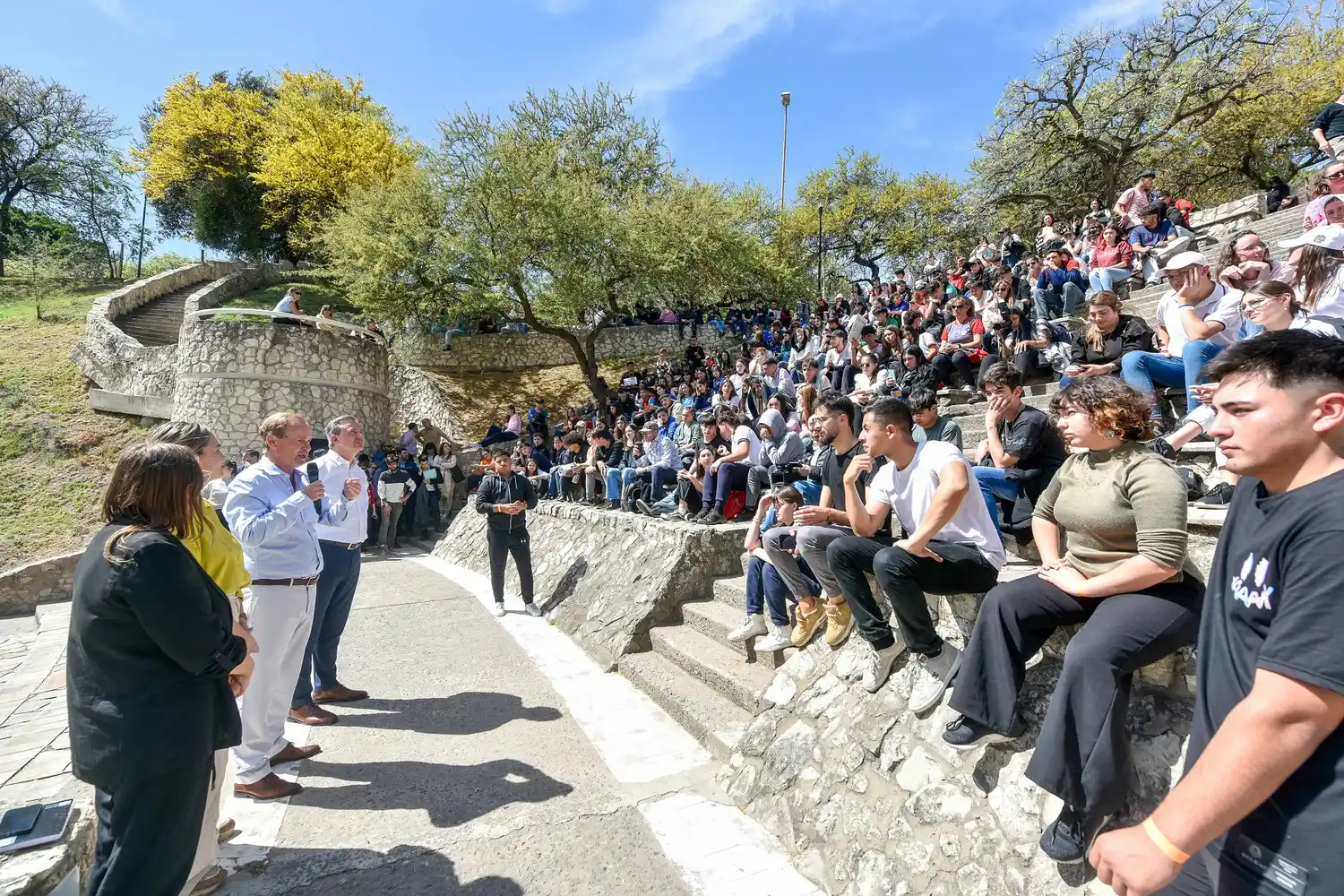 Ante jóvenes entrerrianos, Bordet y Bahl llamaron a defender la democracia y la educación pública