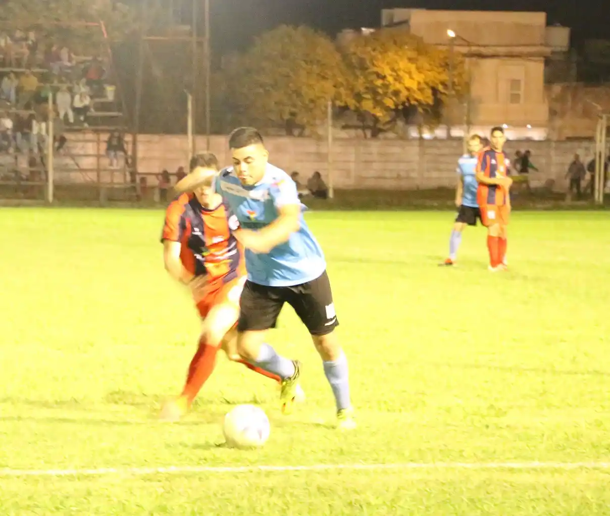Triunfo de Defensores y goleada de Central Larroque en la noche del jueves