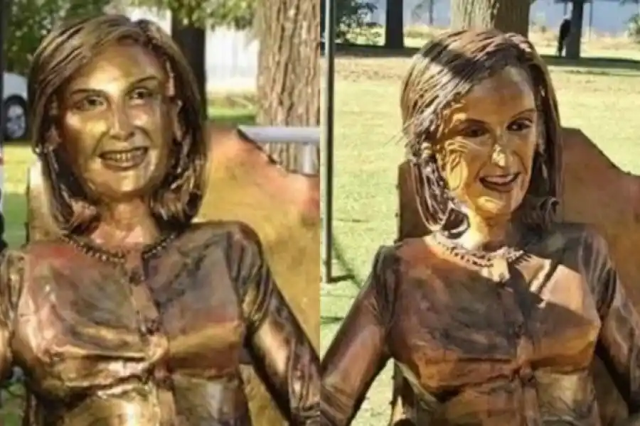 ¿Ahora sí? Hicieron unos “retoques” y reinstalaron la estatua de Mirtha Legrand en Villa Cañás