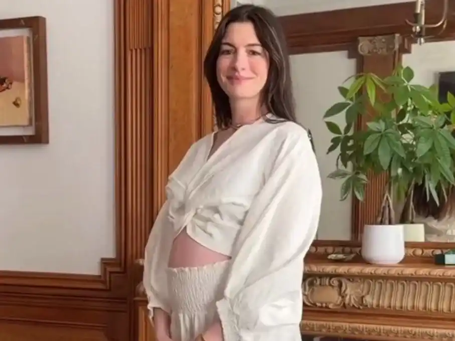 Anne Hathaway anunció que está embarzada.
