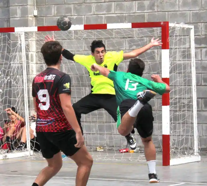 Ajustada derrota ante el último campeón
