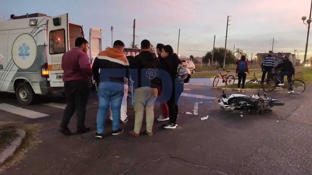 Una moto chocó contra una camioneta: dos jóvenes con heridas leves
