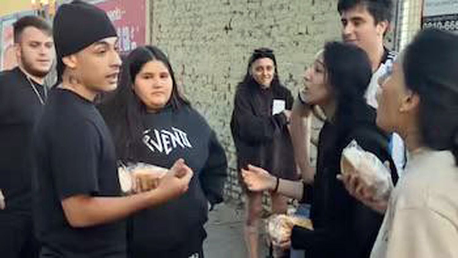 Acompañar. A sus fanáticos, un acto de humildad