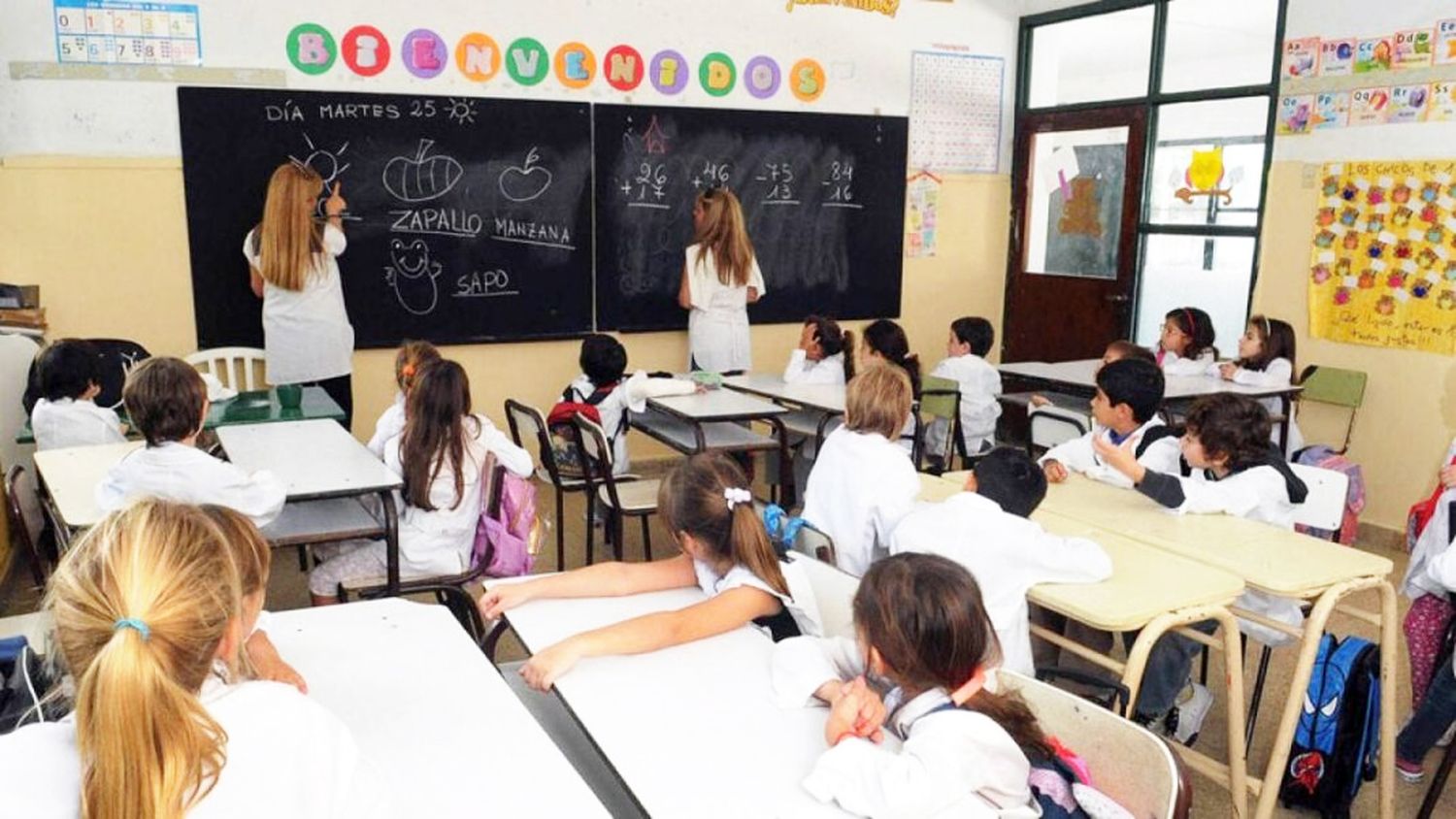 Docentes en una clase en la provincia. (Archivo DIB)