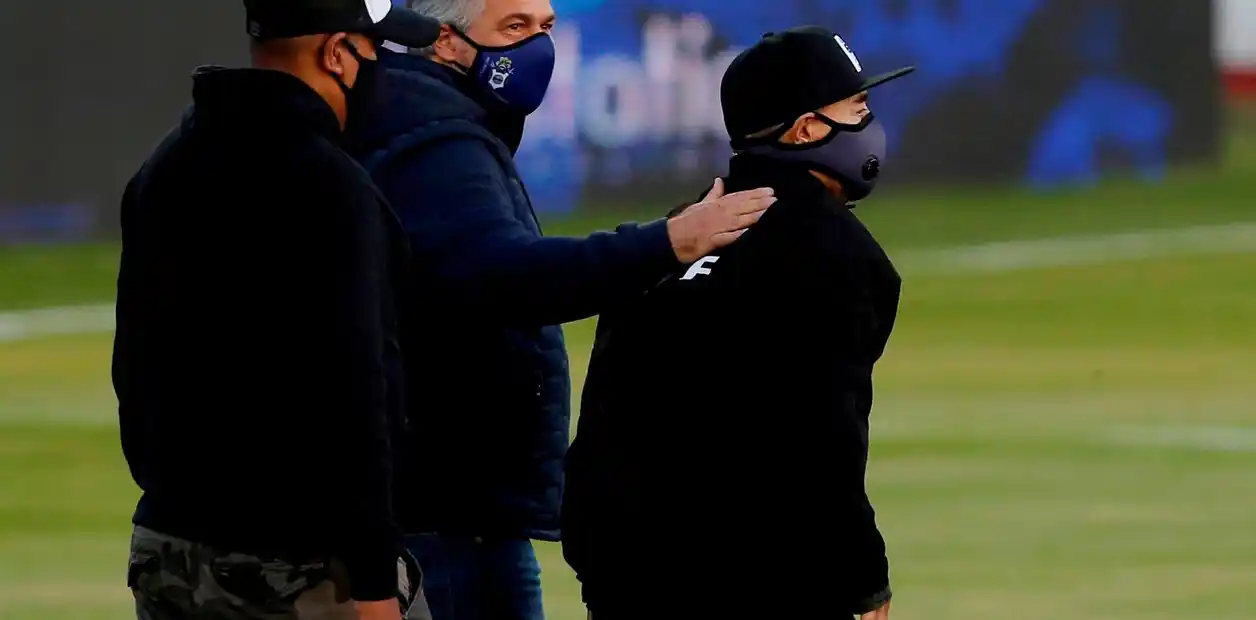 Maradona apareció el día de su cumpleaños 60 en la cancha de Gimnasia pero no se sentía bien. Foto :Reuters 