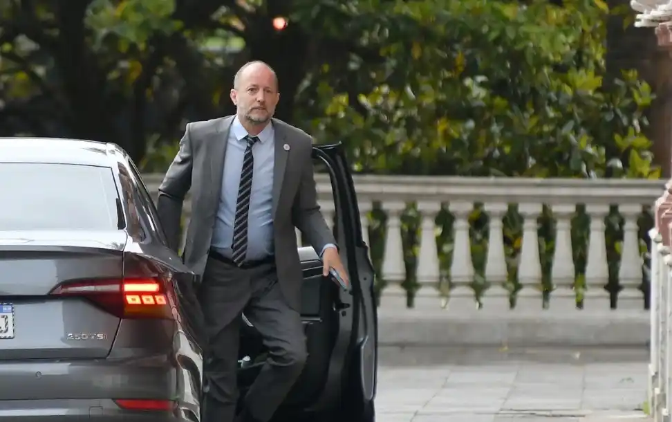 Presionado por el oficialismo, Insaurralde declinó su candidatura.