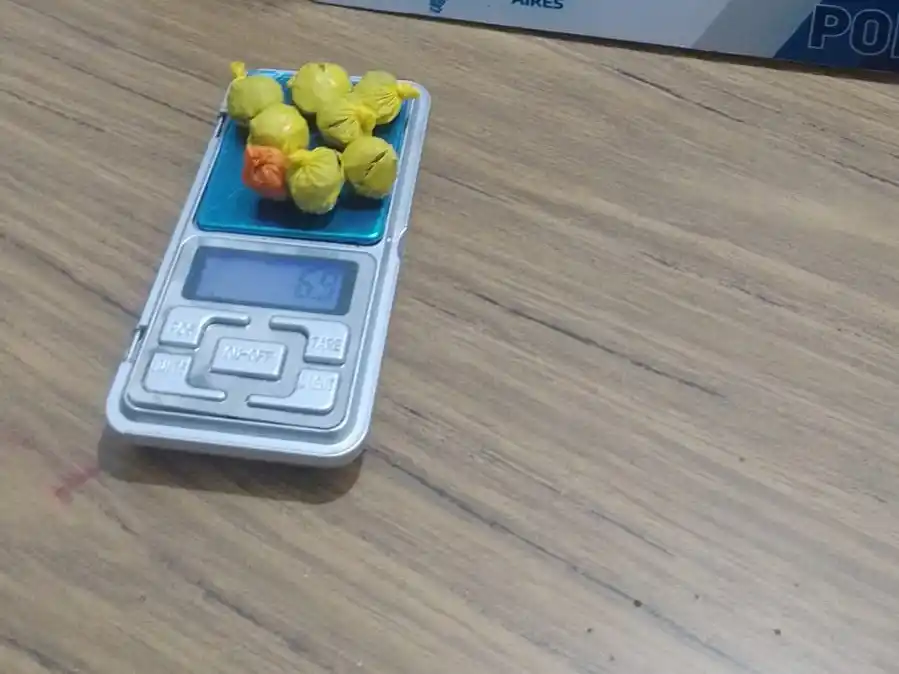 Durante la requisa encontraron envoltorios de cannabis y cocaína.