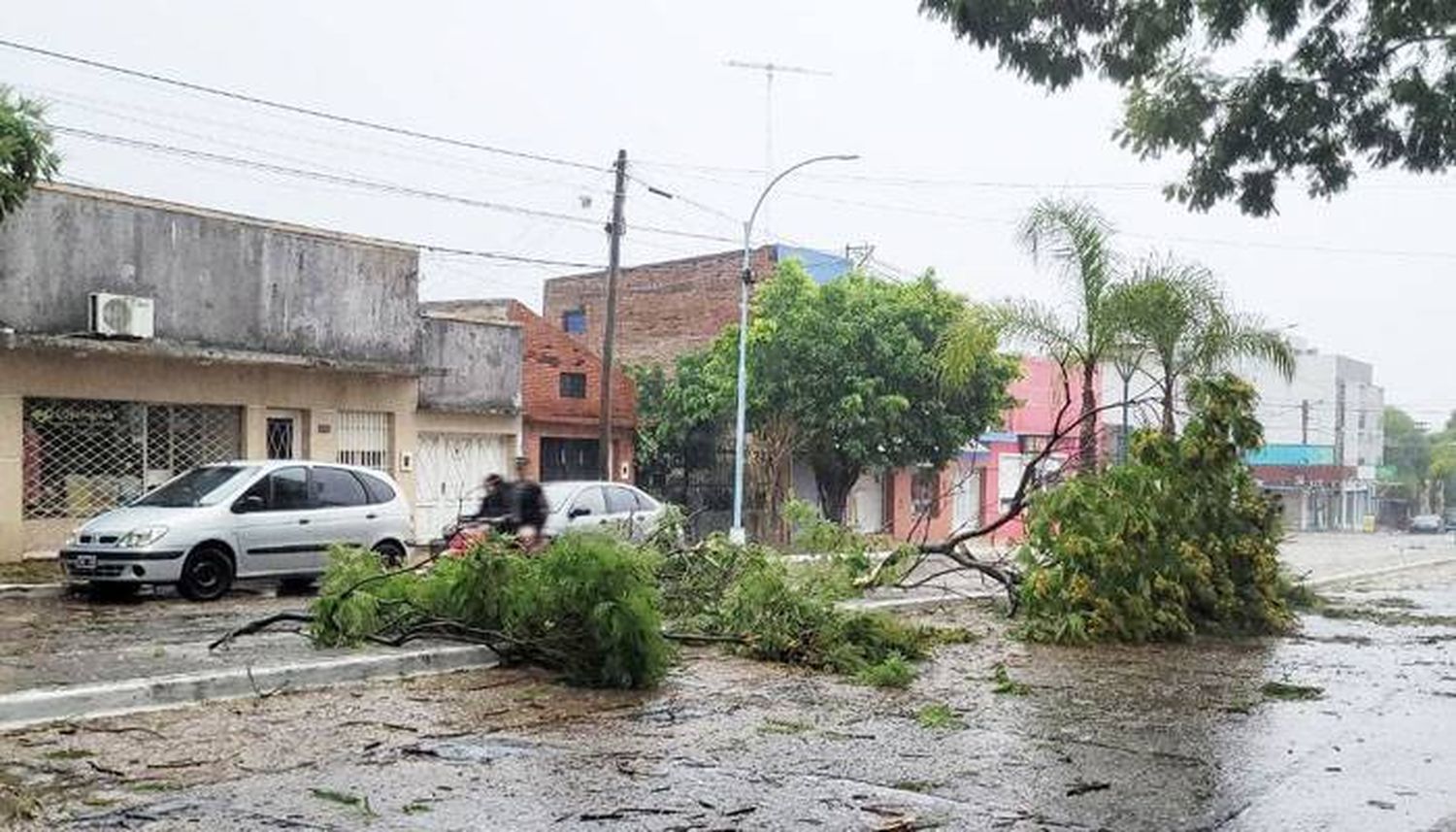 El Jefe de Bomberos, Cristian Bravo, destacó  que hubo ráfagas de viento de 80 kilómetros