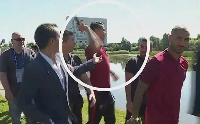 Video: Cristiano se volvió loco y le tiró el micrófono al agua a un periodista
