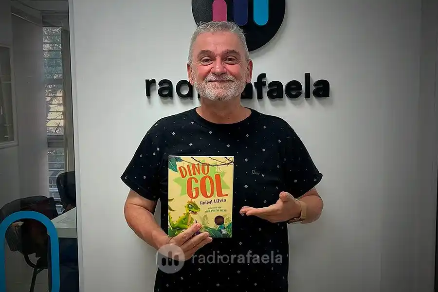 El detrás de “Dino Gol”, el personaje que salta de los libros a otras plataformas: “Gol, gol, Dino Gol, gol. Es una pegada…”