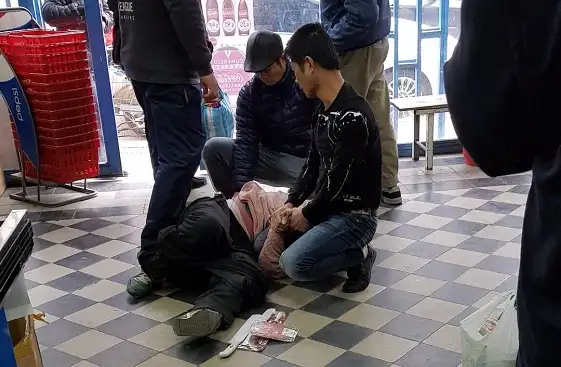 Entró a robar en un super chino, pero los dueños lo atraparon y lo entregaron