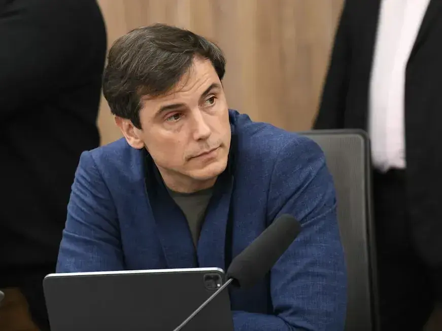 El diputado por LLA, Diego Hartfield se retiro del recinto tras recibir fuertes críticas por su pedido para reducir la becas deportivas. Foto: Diputados TV