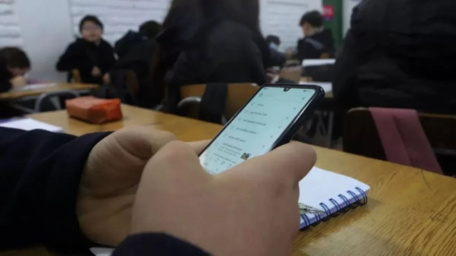 Celulares en el aula: Argentina lidera el ranking de distracción escolar entre 80 países