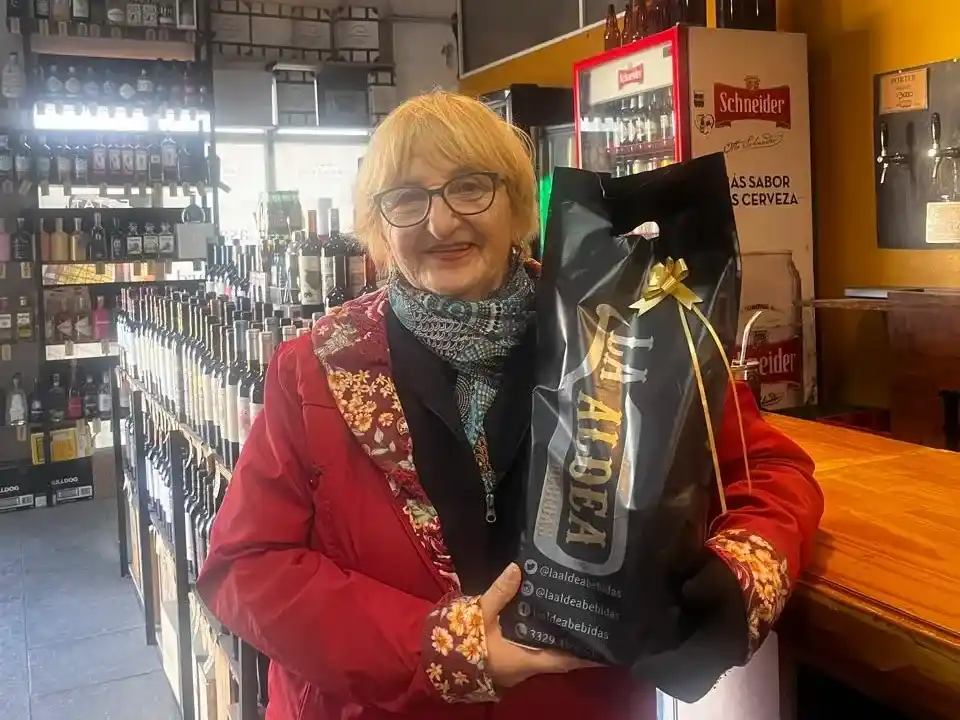 ¡Antonia retiró su premio de La Aldea!