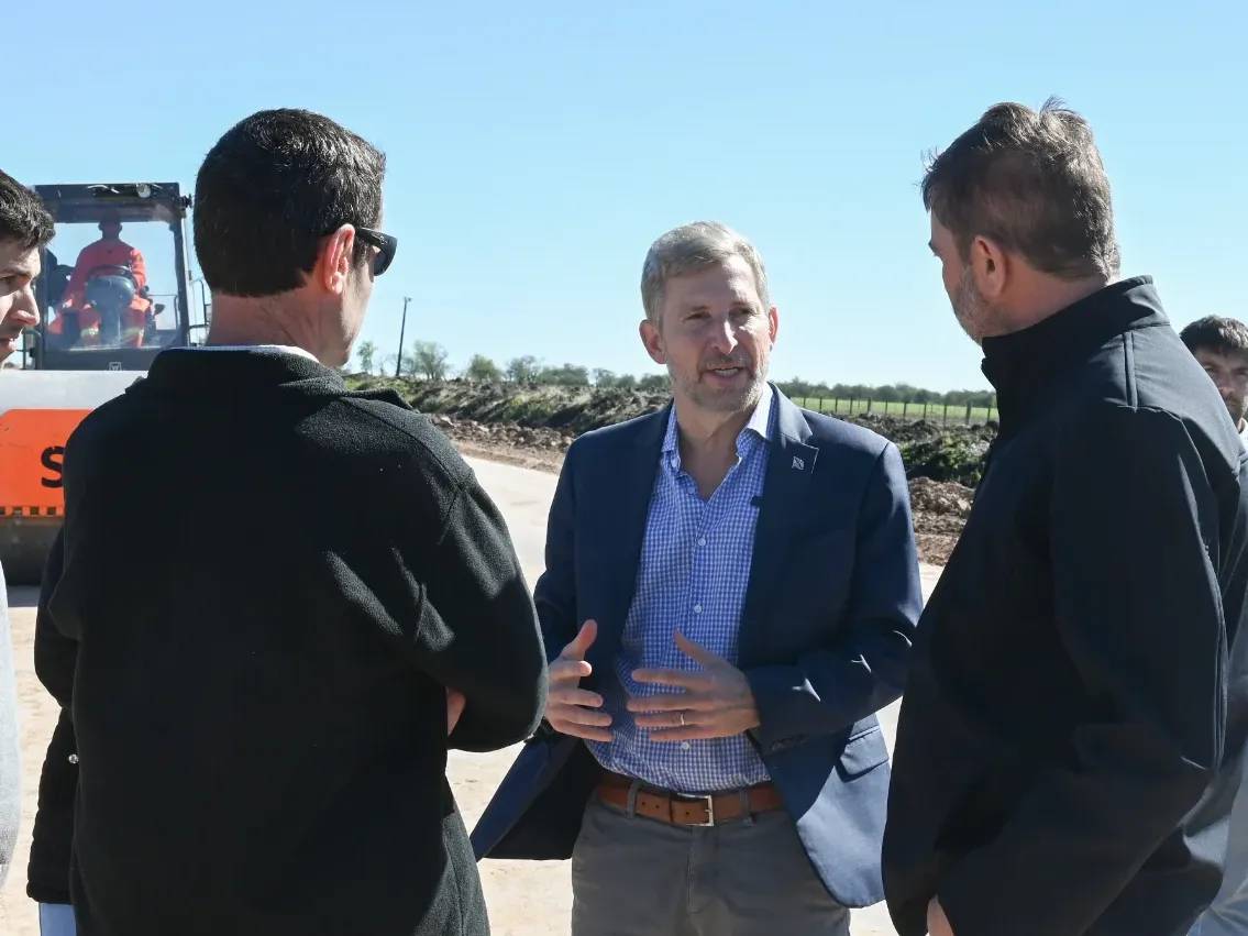Frigerio recorrió las obras de la Ruta 20 y habló de "reconstruir esa confianza perdida de la gente en la política"