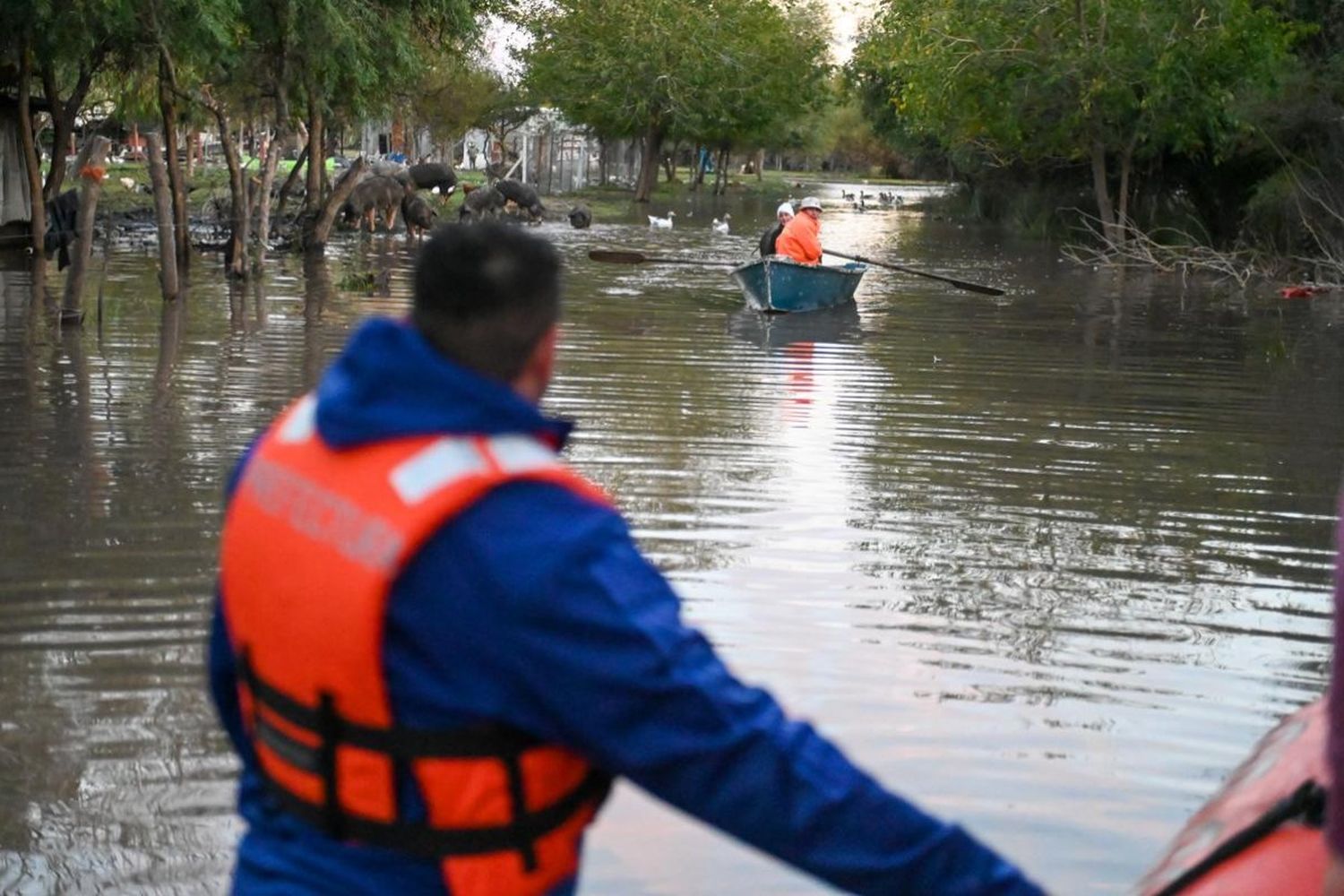 A pesar de la bajante del río, continúan las tareas de asistencia