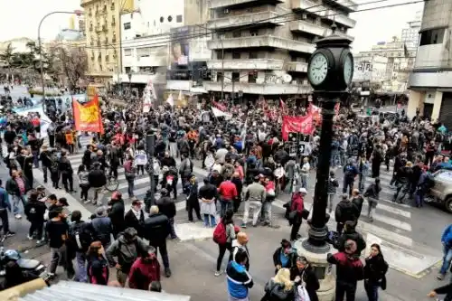 Los trabajadores del Astillero Río Santiago se movilizan en La Plata