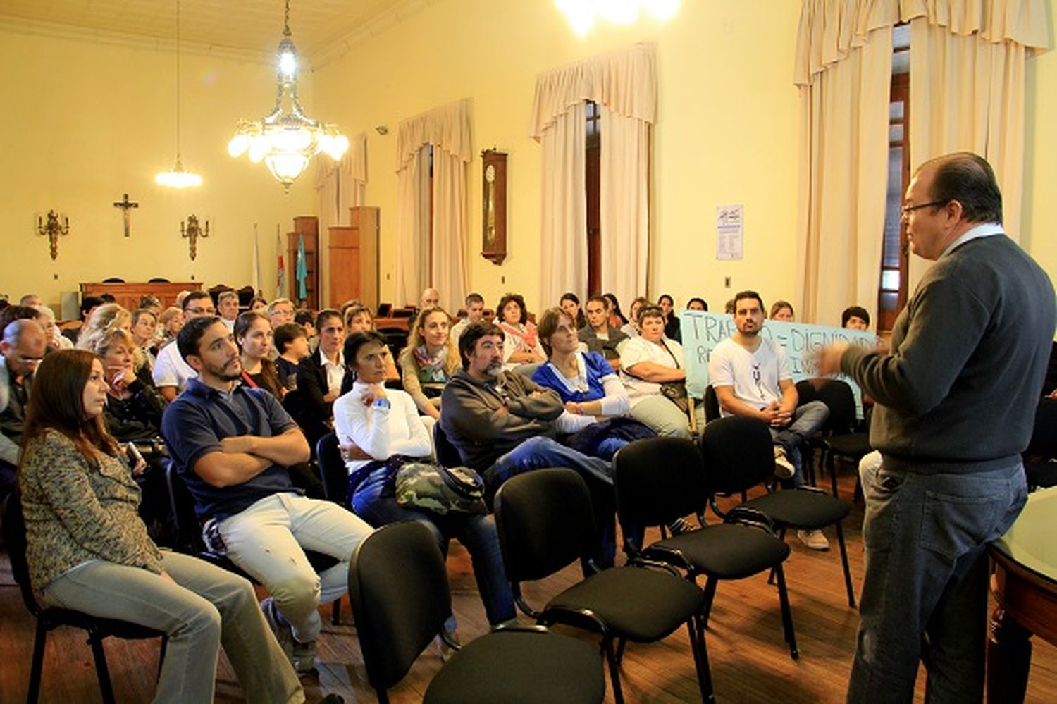 El interventor del AGOS llegó a la ciudad y los empleados se reunieron con concejales