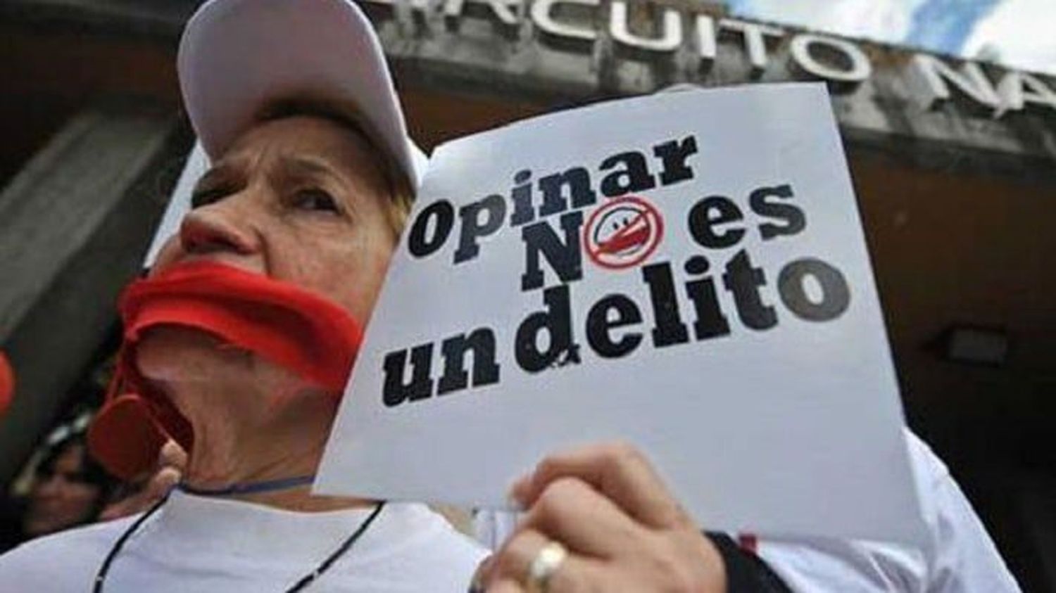 Censura, intimidación y amenazas: balance de abril contra la libertad de expresión