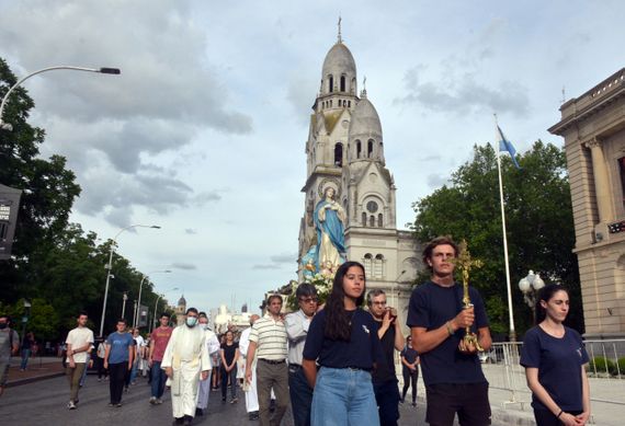 Se volvió a realizar la procesión por el Día de la Virgen y la misa en el Anfiteatro