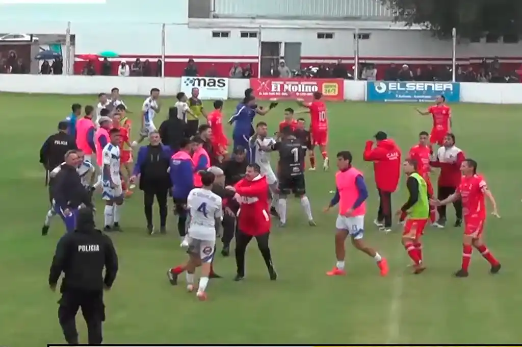 VIDEO | Batalla campal en barrio Los Nogales: suspendieron Ferro vs. Peñarol tras una fuerte pelea entre jugadores e hinchas