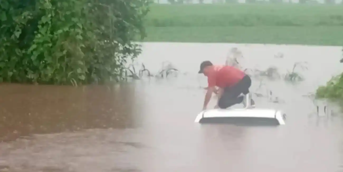 Uno de los episodios más dramáticos ocurrió en la zona de Huasa Pampa Sud, donde localizaron una camioneta Toyota Hilux casi totalmente sumergida.
