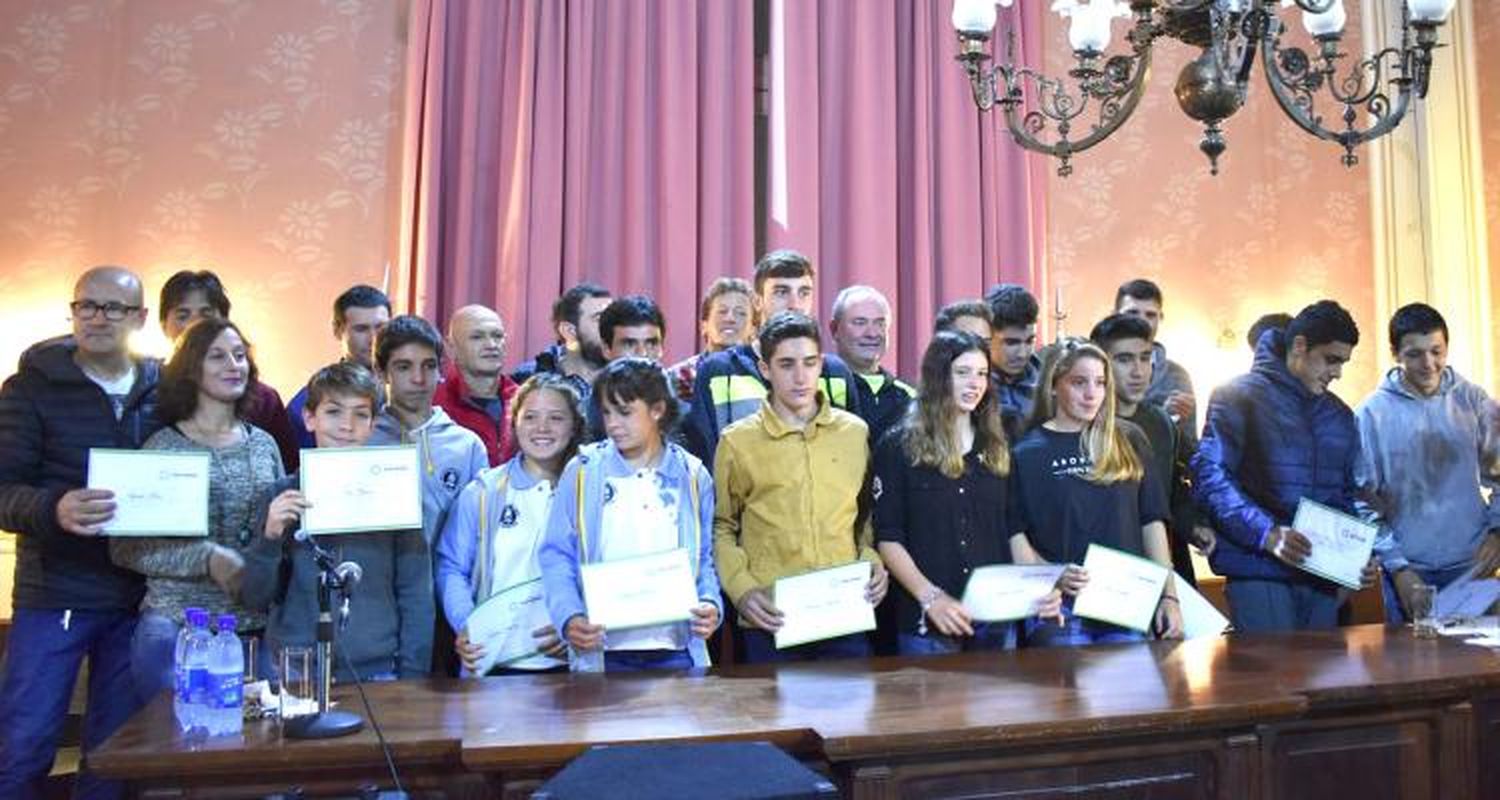 Fondo deportivo: 16 deportistas recibieron una beca por única vez