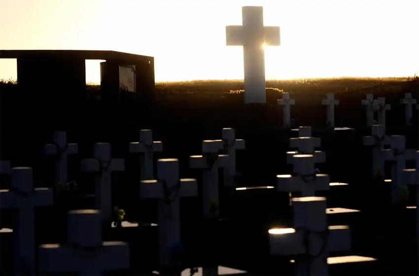 Un hombre fue detenido por robar bronce junto a su hijo en el cementerio