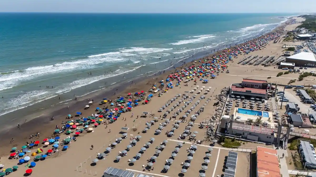 Miles de personas colmaron las playas de Necochea y Quequén