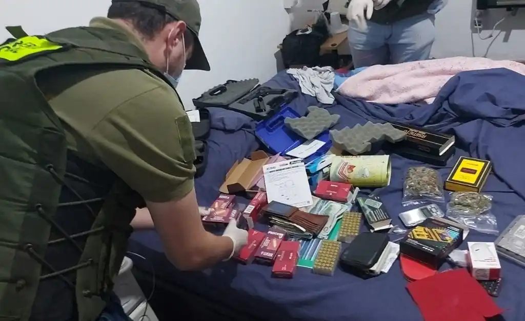 Allanamientos en Rosario: droga, dinero y armas de grueso calibre
