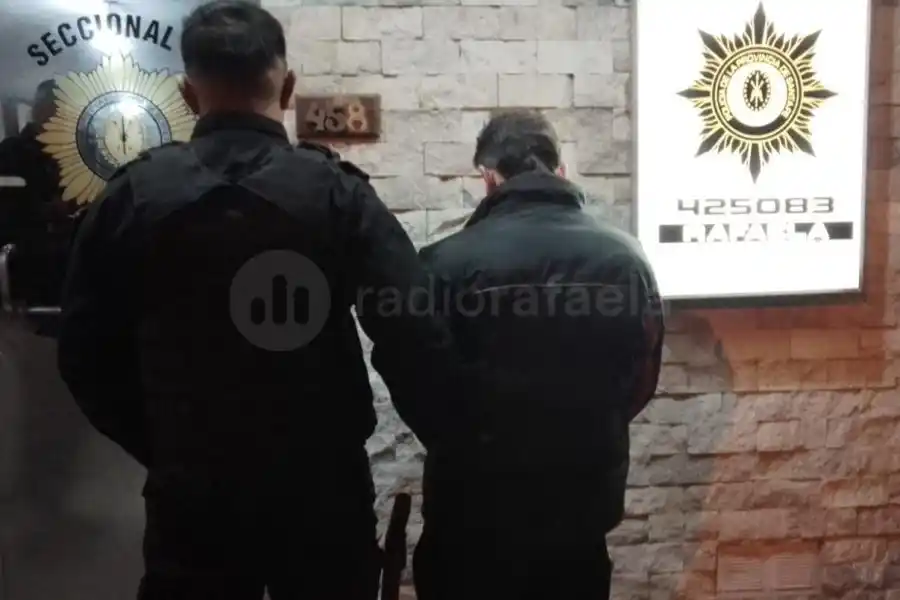 Una joven terminó descompuesta en la vereda tras una discusión con su pareja