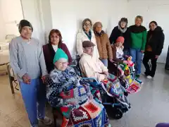 “Las Arañitas Tejedoras” donaron mantas y prendas de abrigo al geriátrico del Hospital