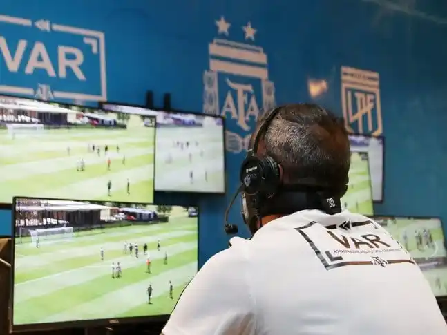 ¿Nuevo rumbo para el VAR?: buscan agilizar decisiones y reducir polémicas