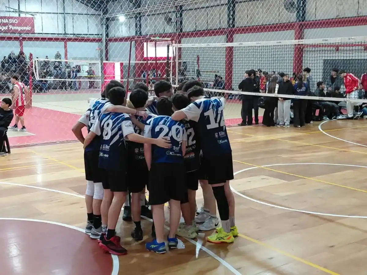 El Sub 18 masculino de vóley del Club de Pelota brilló en Berazategui y el club organiza un torneo mixto para recaudar fondos