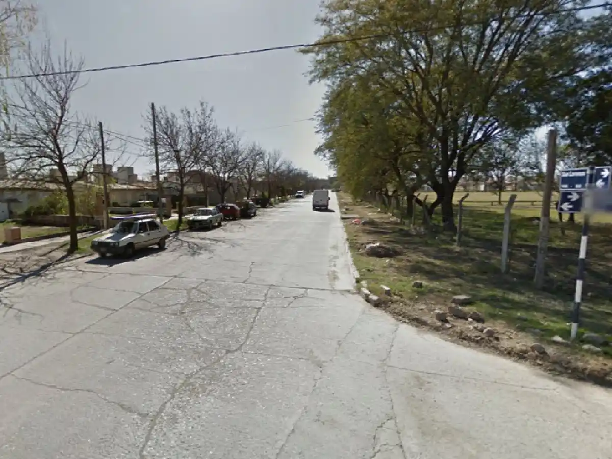 Delincuentes levantan portón de aluminio y, pese a que sonó la alarma, se llevan una moto 