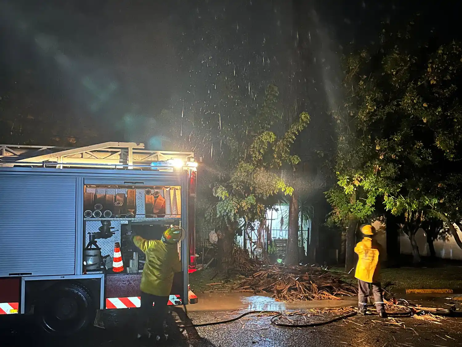 Tormenta en Crespo: 90 mm de lluvia y un rayo que provocó un incendio