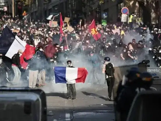 En Francia, las protestas se desarrollaron por tercer fin de semana consecutivo y reunieron a unas 320.000 personas en todo el país.