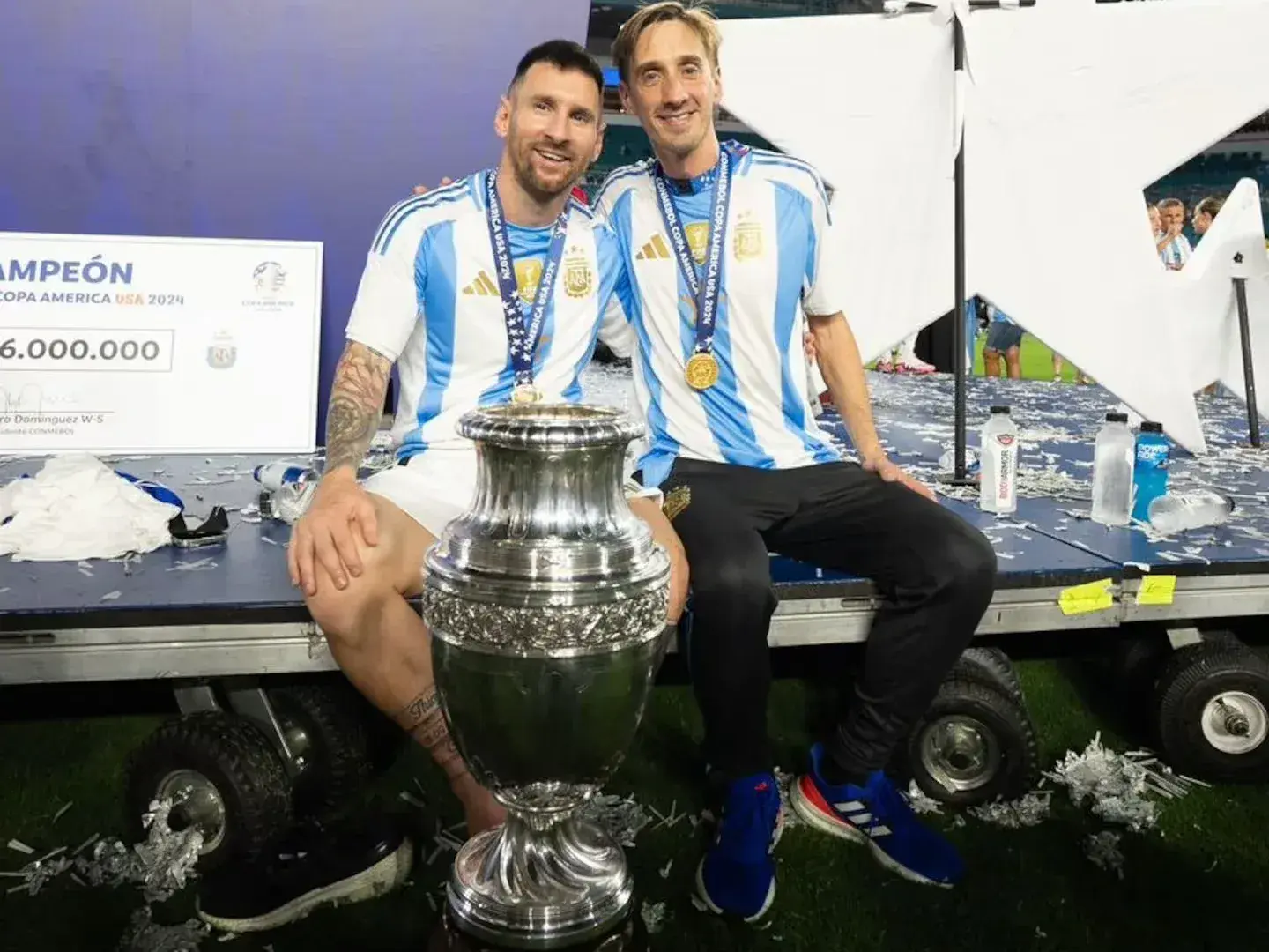El sanvicentino M.Manna junto a Leo Messi con la Copa América 2024. Foto: mannamatias