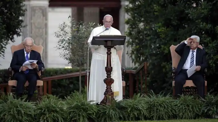 Francisco pidió "derribar los muros de la enemistad”