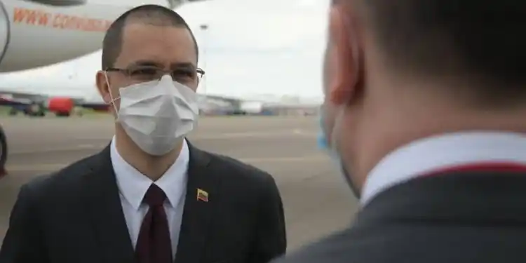 Arreaza llega a Bolivia para asistir a toma de posesión de Luis Arce