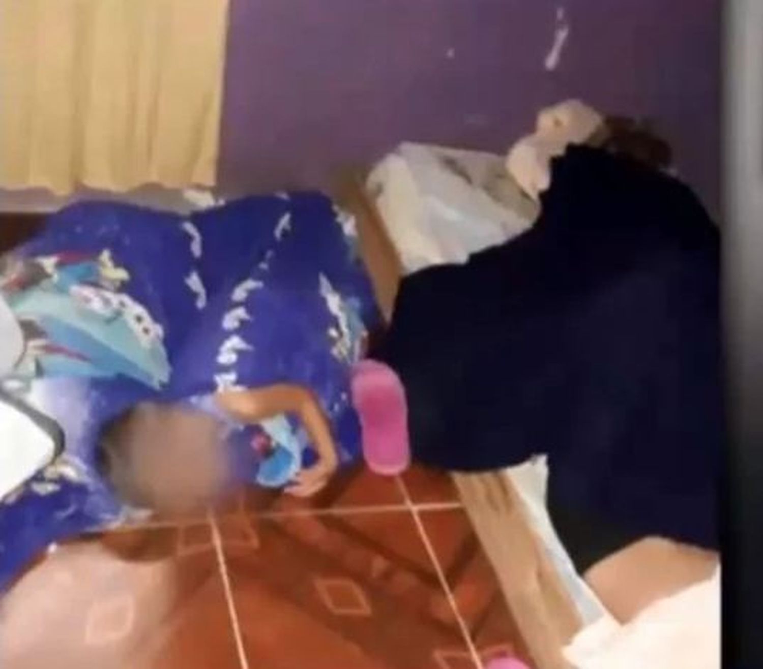 El mismo día que mataron a un nene en Gualeguaychú, filman a una mujer golpeando y torturando a sus 5 hijos