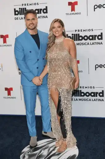 Daniel Arenas y Daniela Álvarez a su llegada. Foto AFP