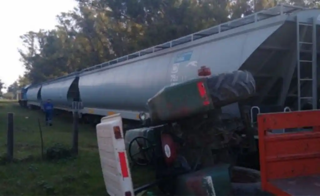 Un tren chocó y tumbó un tractor comunal en Monte Vera