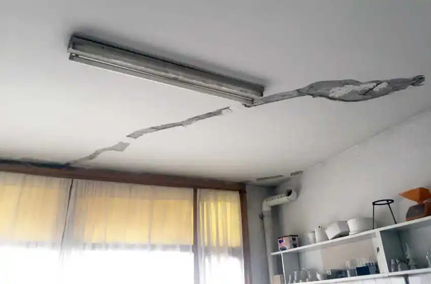 Docentes cierran una escuela por temor a un derrumbe