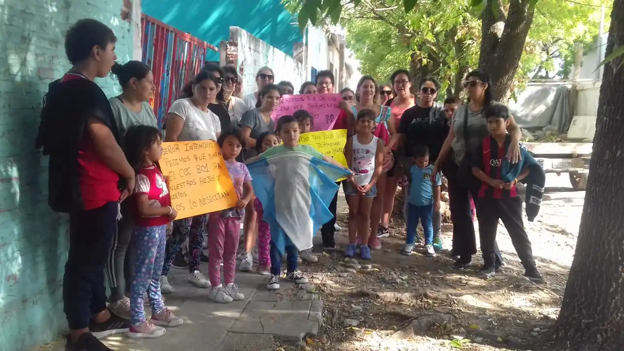 Abrazo simbólico al CEC 801: “Pedimos que el municipio se siente a hablar con los padres”