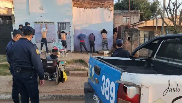 Tras robo a un peluquero, allanaron una casa y encontraron drogas